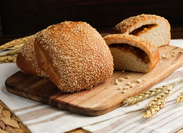 Сдоба «Чайная» со сгущенным молоком и орехом
